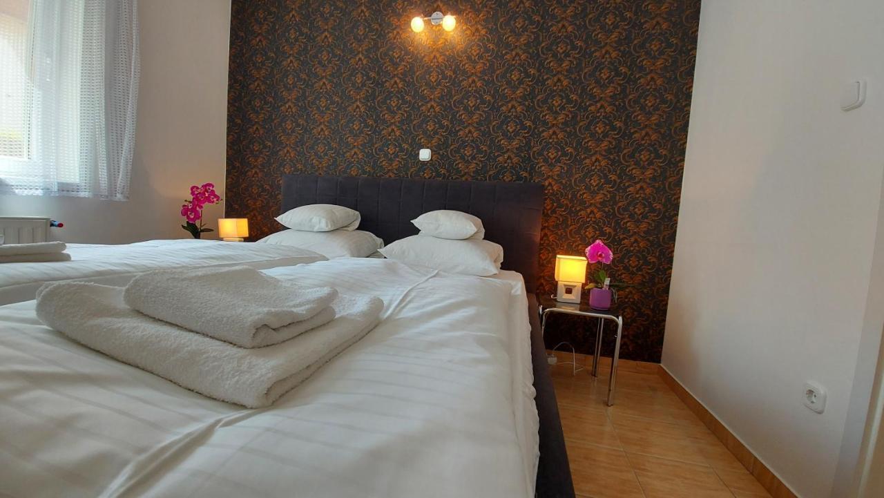 Amulett Suite Apartment ไฮจ์ดุสโซบอสโล ภายนอก รูปภาพ